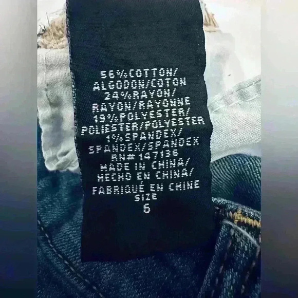 1822 The “Taylor” Jeans, Women’s Size 6, Distressed 3.5” cuffed, dark wash NWOT - Picture 16 of 16